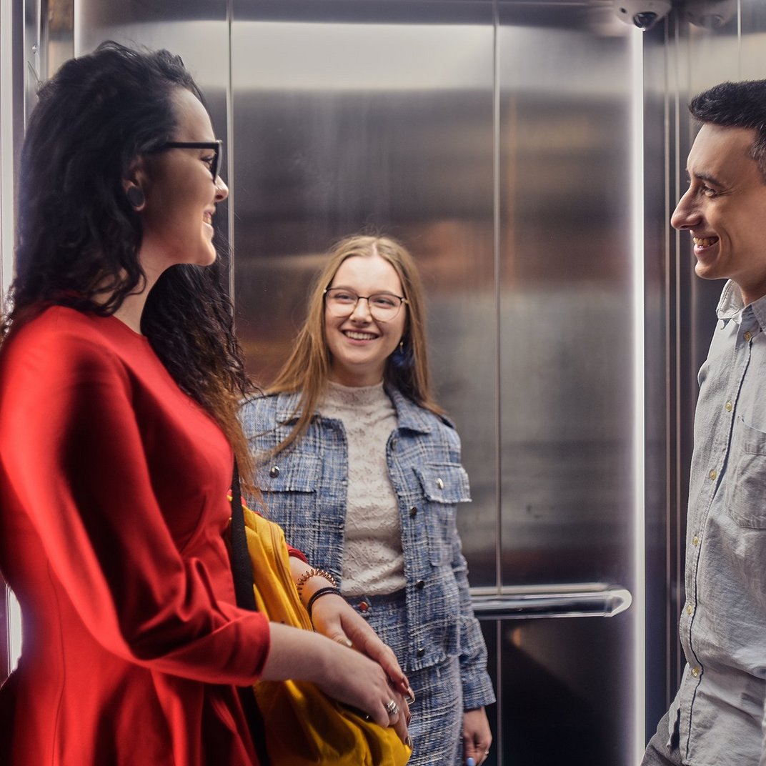 Ein Gespräch zwischen drei Personen in einem Aufzug